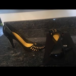 BLK/YELLOW CHANEL PUMP